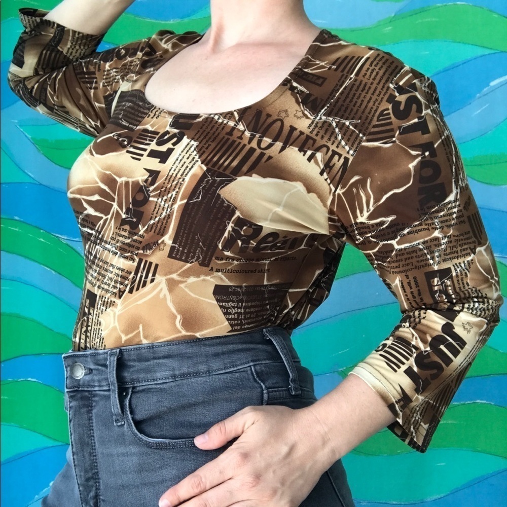 Y2K lightning text print stretch shirt